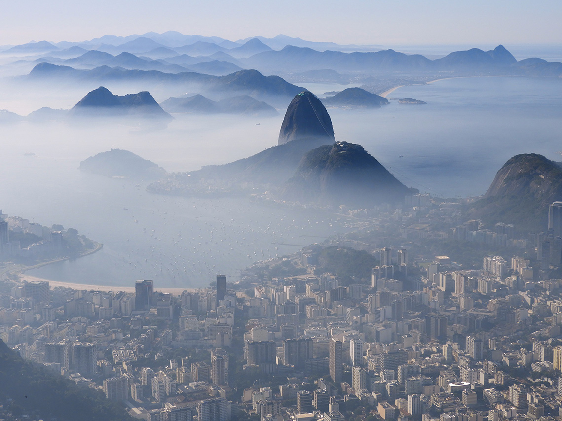 1215 - 008 - Panorama di Rio tra la nebbia dal Corcovado - Brasile