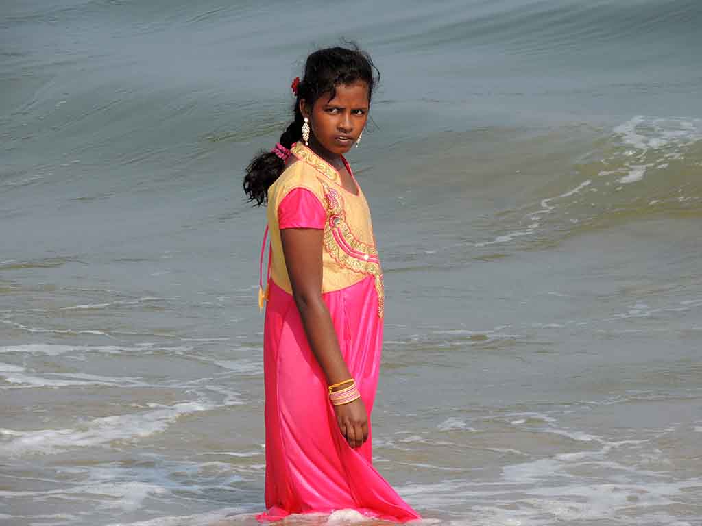 827 - Bagno in mare di una bellezza locale - India