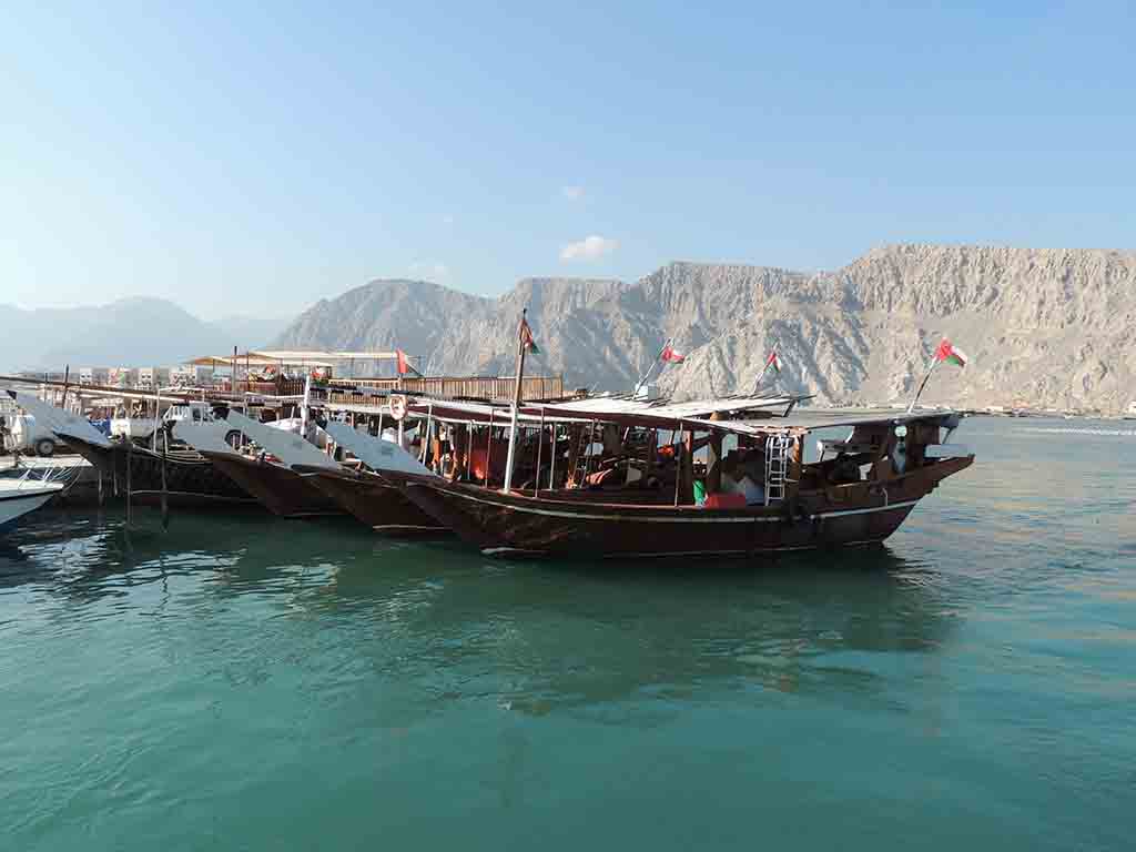 231 - Khasab porto con le tipiche imbarcazioni dhow - Oman