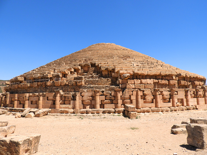 1113 - Mausoleo tempio-reale dei re numidiani berberi a Madghacen