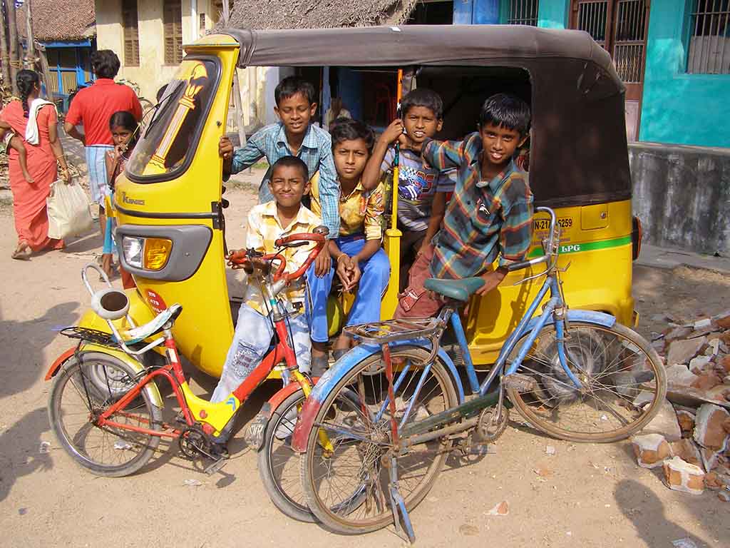 838 - Bambini in taxi - India