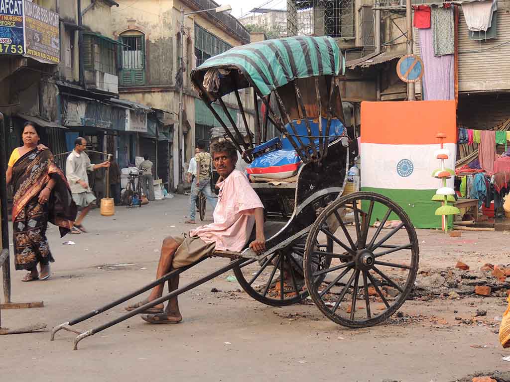 830 - Per le strade di Varanasi - India