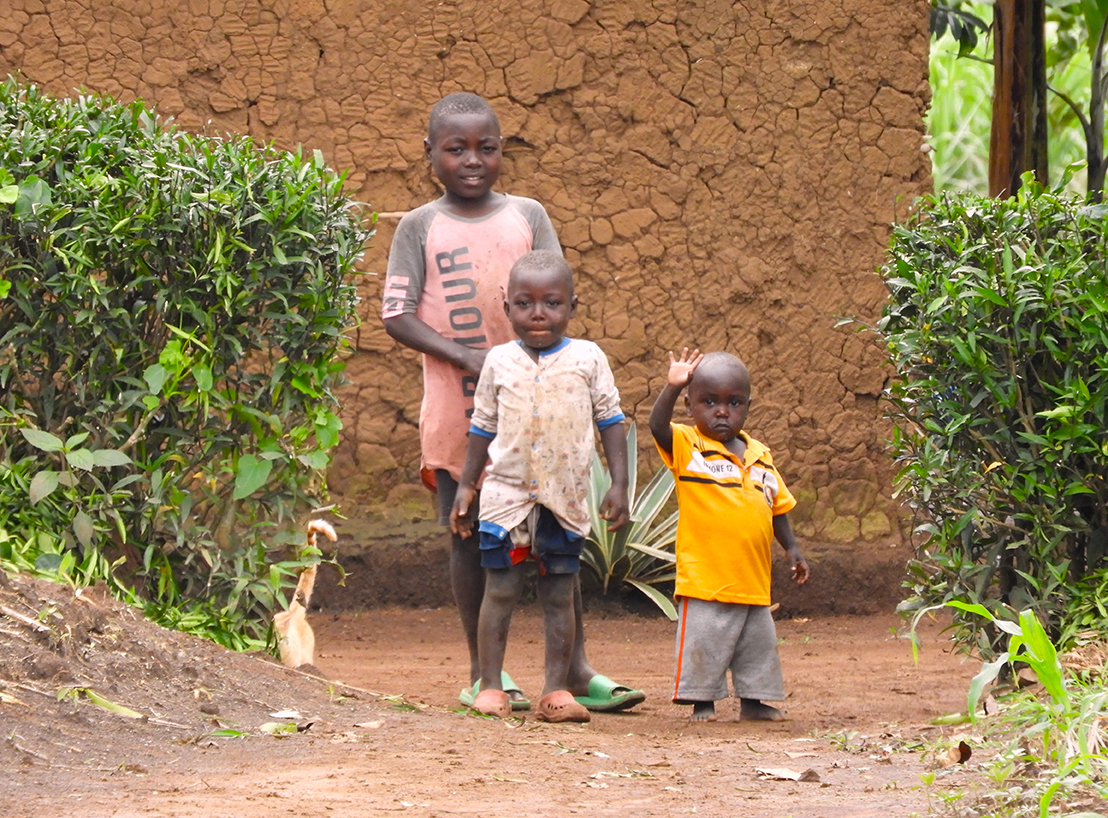 1144 - Bimbi in villaggio - Uganda