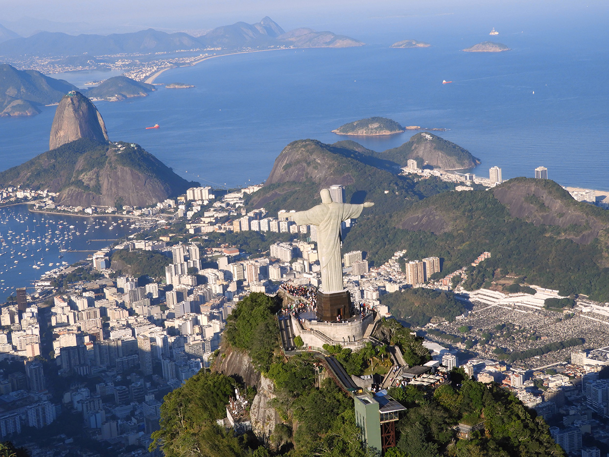 1216 - 009 - Veduta aerea del Corcovado e di Rio - Brasile