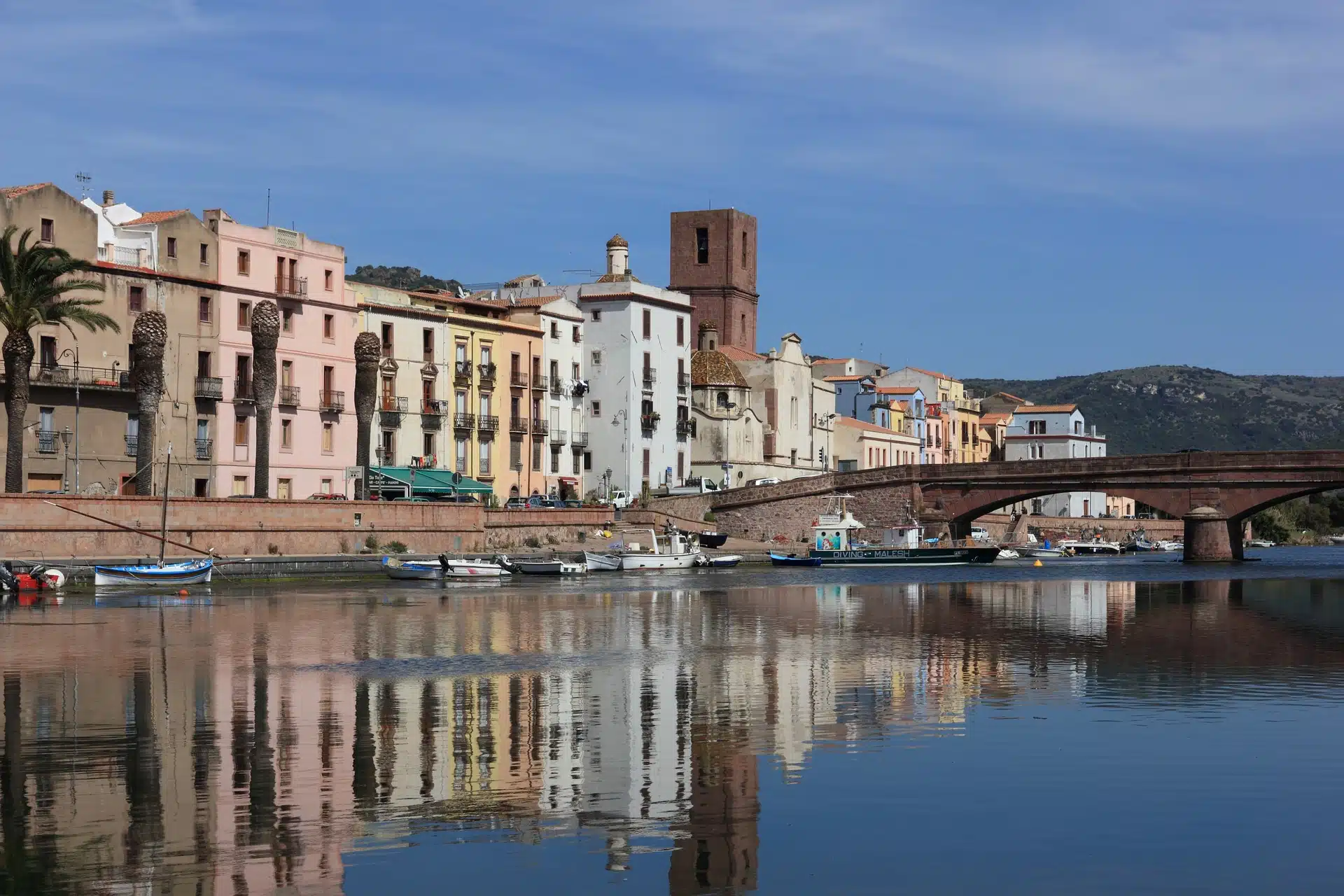 La Sardegna colorata che si specchia sul fiume Temo