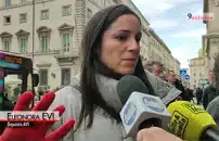 Flashmob anti-Piantedosi Europa Verde, mani insanguinate per naufragio