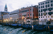 VACANZE LUXURY, SPESA <BR> ANNUALE OLTRE 54 MLD