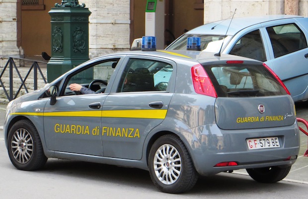 MAXI SEQUESTRO <br>A CATANIA: 2 MILIONI <br>DI CAPI CONTRAFFATTI