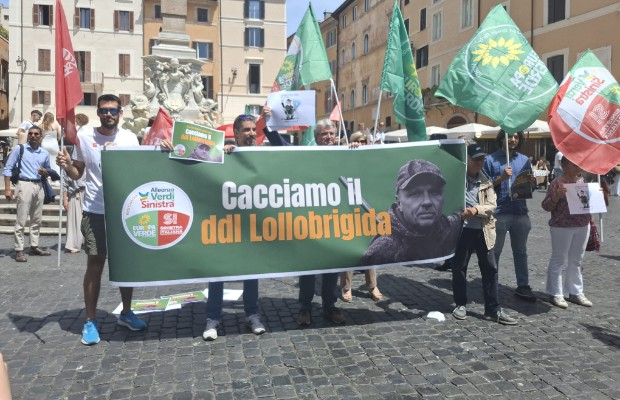 CACCIA, AVS IN PIAZZA <br> CONTRO LOLLOBRIGIDA 