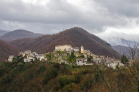 Il borgo laziale circondato dal Lago del Turano