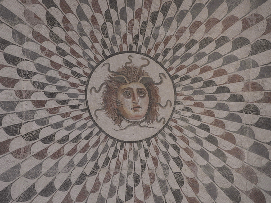 Medusa al centro del vortice mosaico presso il Museo Archeologico di Sousse 