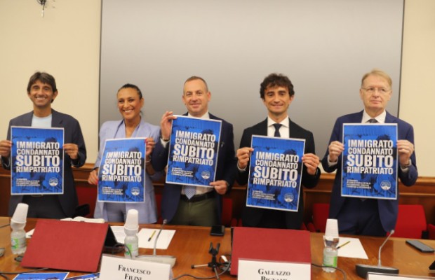 ‘’IMMIGRATO CONDANNATO <BR> SUBITO RIMPATRIATO’’   