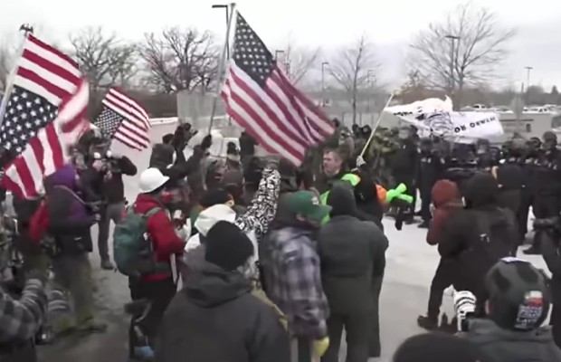 MINNEAPOLIS, AGENTI FEDERALI <BR> UCCIDONO UN UOMO IN STRADA
