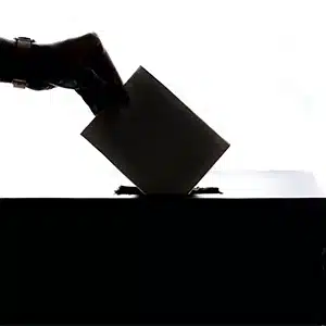 Elections / Center-left leads in key cities: Salis wins in Genoa, Barattoni re-elected in Ravenna