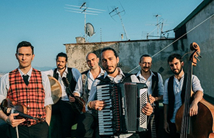 Il folk mediterraneo degli Ars Nova Napoli chiude il tour con le tappe in Germania ed negli Emirati Arabi
