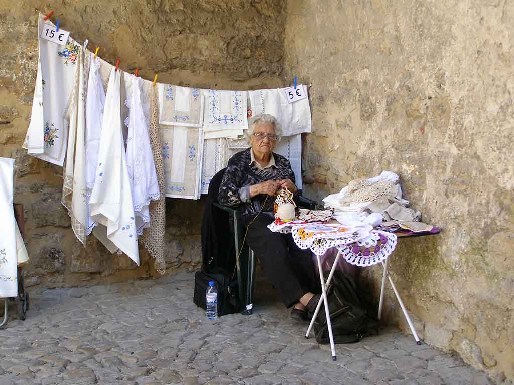 884 - Venditrice di ricami a Obidos - Portogallo