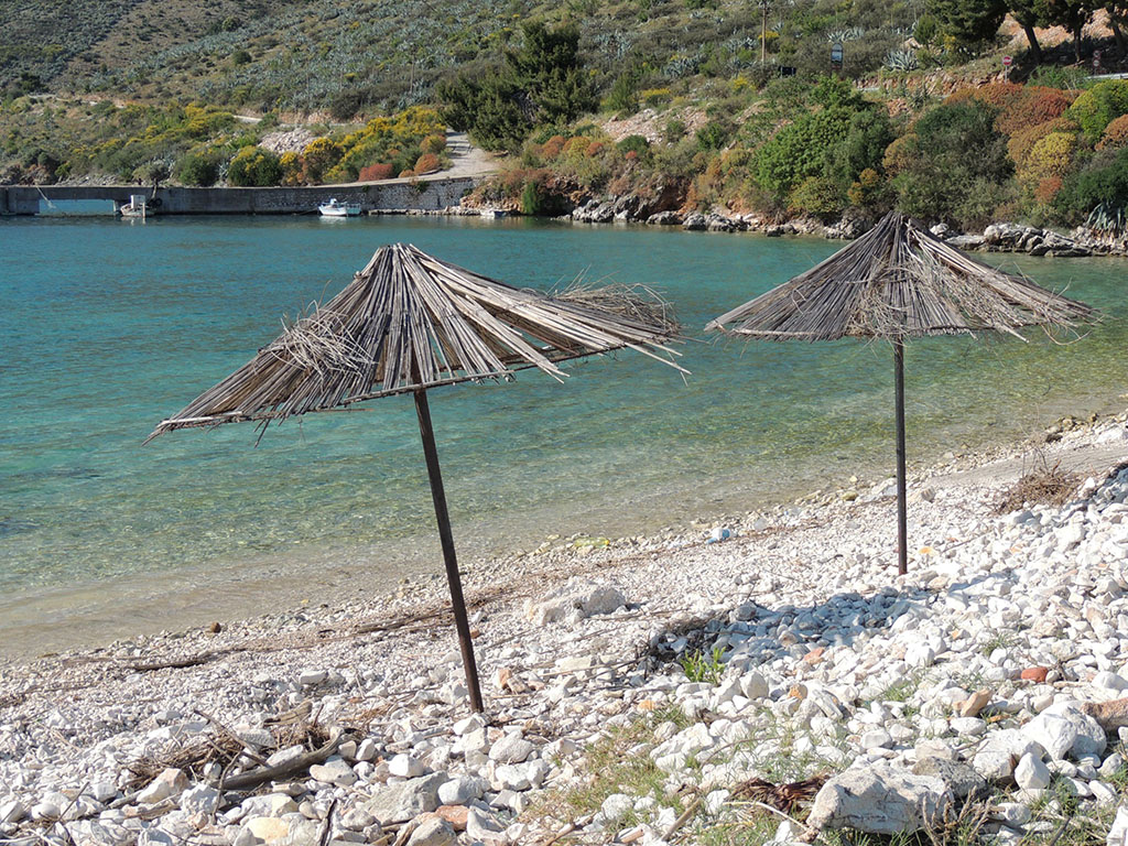 616 - Spiaggia sassosa - Albania