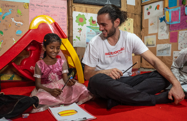 FAST FASHION E DIRITTI <br> IL DOC IN BANGLADESH