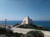 Tra torri e sculture sul mare del Lazio