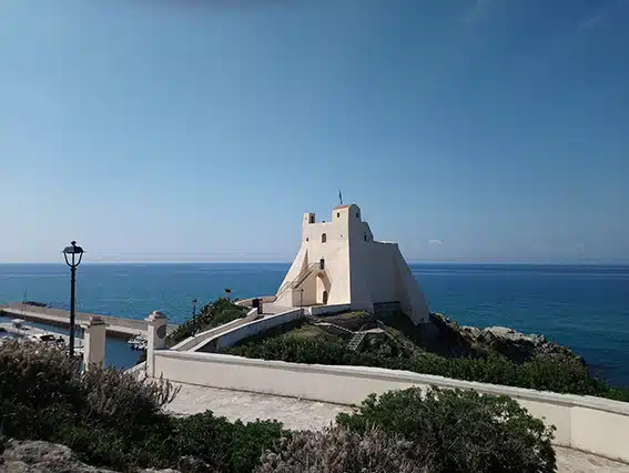 Tra torri e sculture sul mare del Lazio