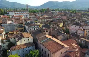 Lucca, la âcittÃ  <br> dalle cento torriâ