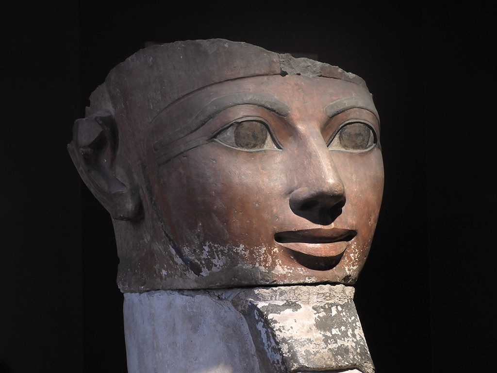 11 - Frammento di testa presso il Museo Egizio de il Cairo - Egitto