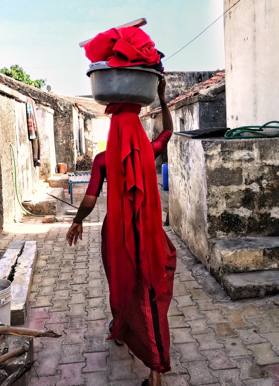 1240 - Donna per i vicoli di Orccha - India