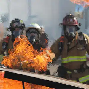 Fire emergency in Sardinia, tourists flee from flames into the sea