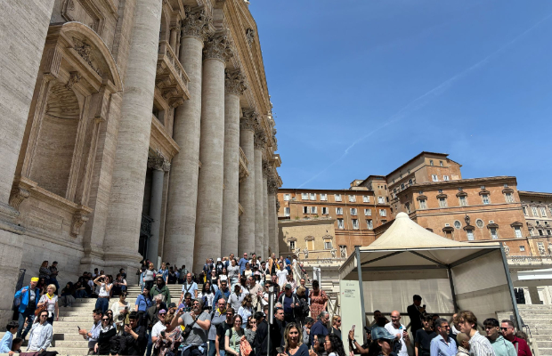I FEDELI IN VATICANO: <br> âERA IL PAPA DEGLI ULTIMIâ