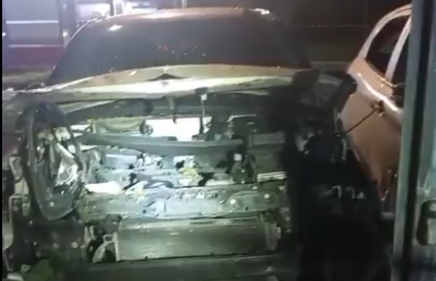 BOMBA DISTRUGGE <BR> L’AUTO DI RANUCCI