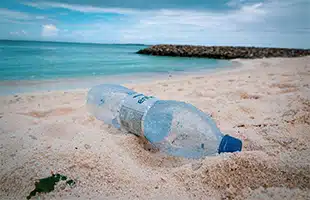 Lâonda della plastica travolge i nostri mari, ma le iniziative per ripulirli non mancano