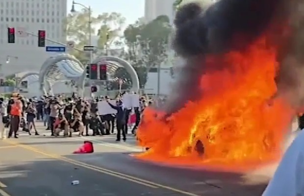 L.A., TRUMP MINACCIA <BR> DI INVIARE I MARINES