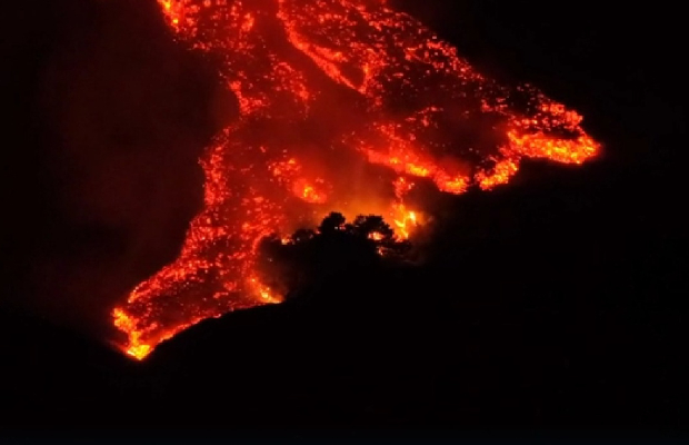 ETNA, NUBE 4.000 METRI <br> STOP A VOLI A CATANIA