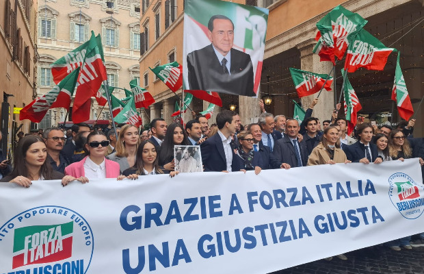 GIUSTIZIA, FI FESTEGGIA <BR> A PIAZZA NAVONA    