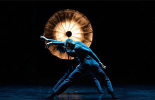 Evento speciale con Nicolas Bellario e CCN/Arteballetto sulle opere di Maurizio Cattelan