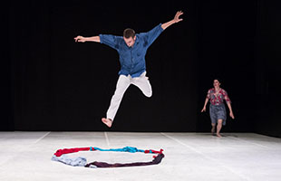 La Compagnia Xe e la Civica scuola di teatro Paolo Grassi Milano portano in scena âGive Peace a chance-nowâ