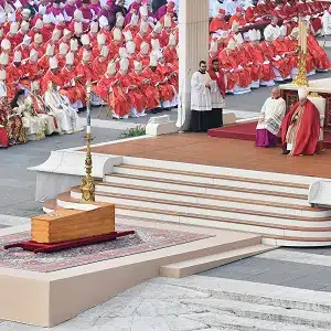 The last greeting to the Pope emeritus in a moved St. Peter's Square