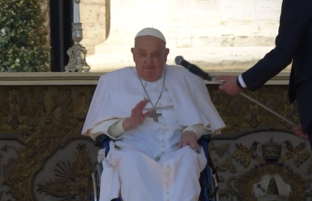 IL PAPA A SORPRESA <BR> IN PREGHIERA A S. PIETRO