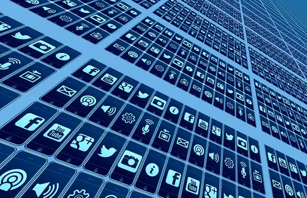 STARMER VIETA I SOCIAL <br> SOTTO I 16 ANNI