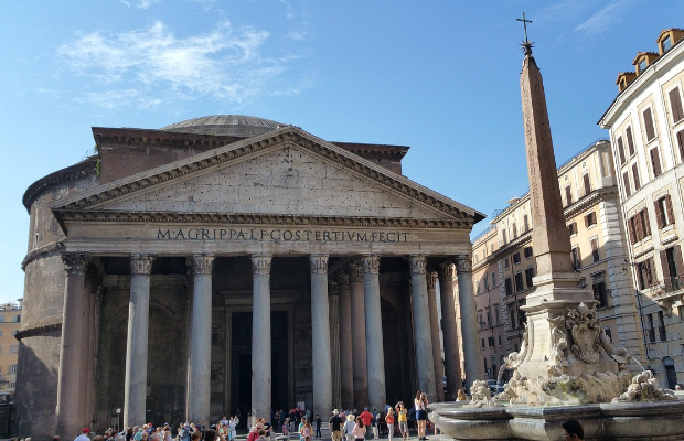 TURISTA MUORE CADENDO DAL MURO DEL PANTHEON