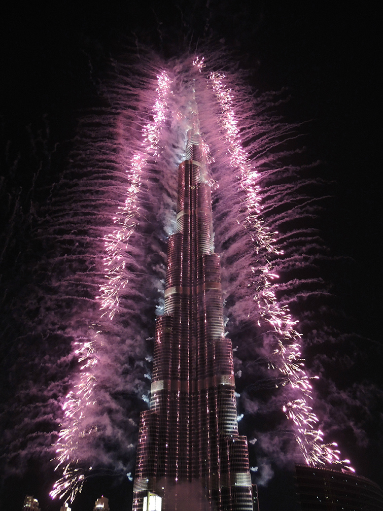 1044 - Fuochi di artificio sul Burj Khalifa in occasione della designazione di Dubai quale citta' ospitante l'Expo 2020 - Emirati Arabi Uniti