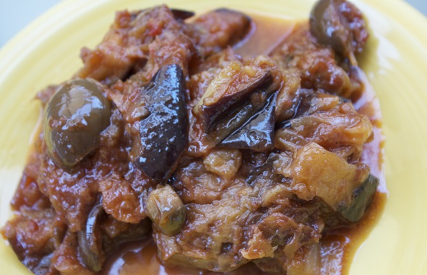 Caponata siciliana: il piatto povero diventato simbolo del Mediterraneo