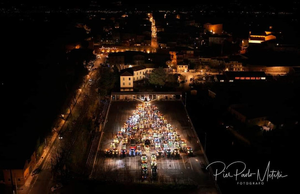 UN ALBERO DI NATALE <BR> FATTO DI TRATTORI 