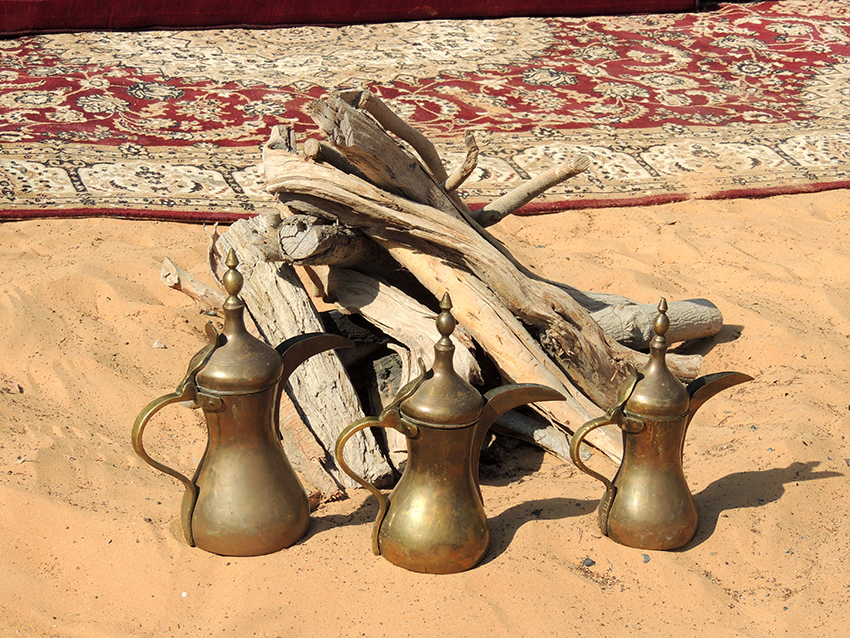 1052 - Necessario per la cerimonia del tè presso l'Heritage Village a Abu Dhabi - Emirati Arabi Uniti