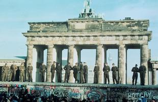 Eretto il muro di Berlino