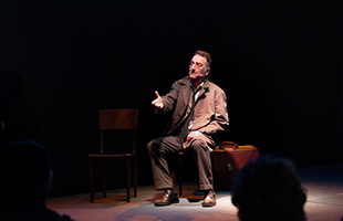 Giornata della Memoria, Roberto Attias porta in scena â13419 la necessitÃ  del ritornoâ