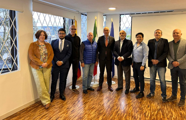 Ecuador: Amb. Davoli con il nuovo direttivo della Casa dâItalia di Quito