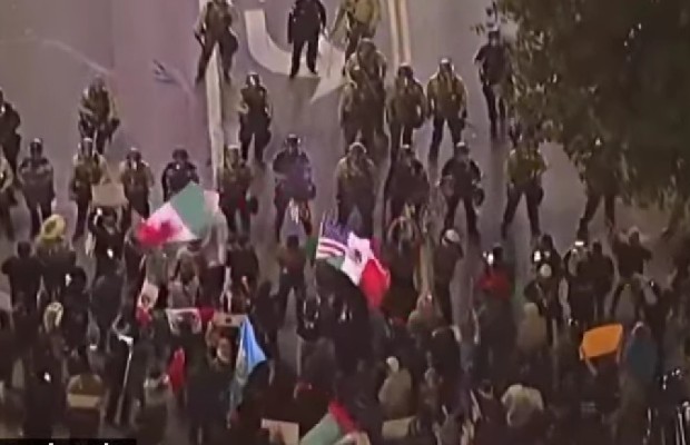 LOS ANGELES, TRUMP <BR> SCHIERA I MARINES