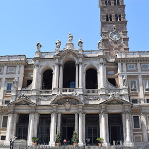 Thousands of visitors gather at Pope Francis' final resting place in Rome basilica