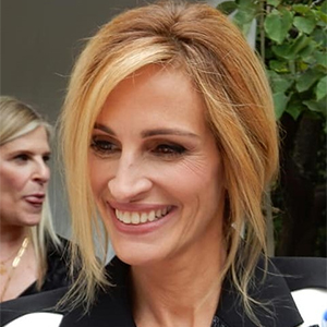 Julia Roberts unveils Versaceâs new creative era in Venice
